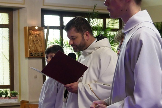 Wprowadzenie relikwii bł. Franciszka Palau do kościoła w Trzebini