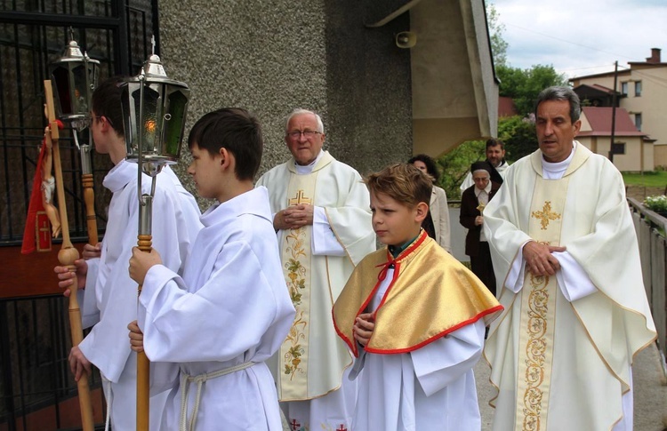 Wprowadzenie relikwii bł. Franciszka Palau do kościoła w Trzebini