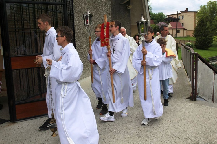 Wprowadzenie relikwii bł. Franciszka Palau do kościoła w Trzebini