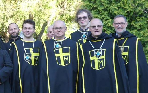 Rycerze św. Jana Pawła II na urodzinach patrona
