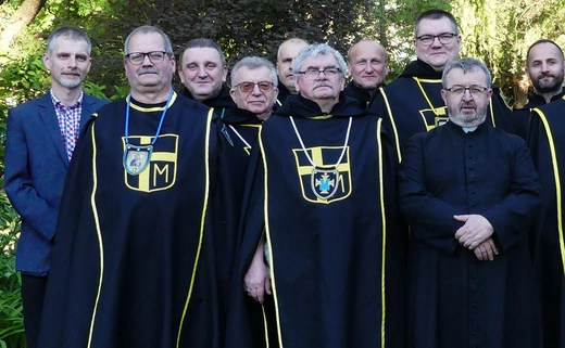 Rycerze św. Jana Pawła II na urodzinach patrona