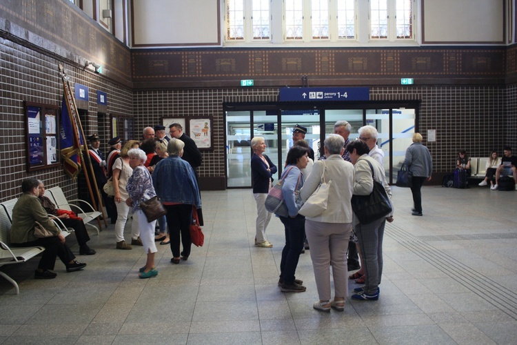 Nabożeństwo majowe na dworcu kolejowym w Kędzierzynie-Koźlu