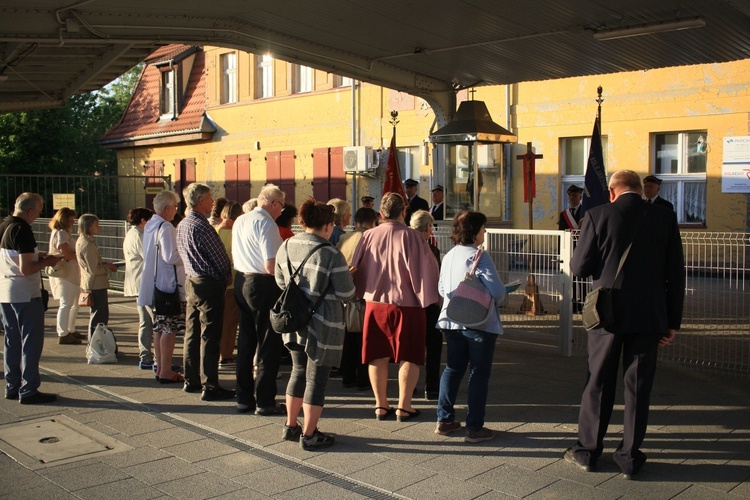 Nabożeństwo majowe na dworcu kolejowym w Kędzierzynie-Koźlu