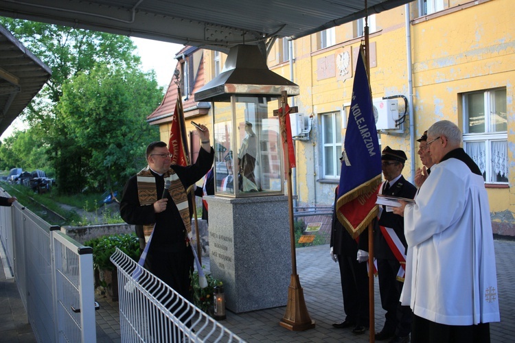 Nabożeństwo majowe na dworcu kolejowym w Kędzierzynie-Koźlu