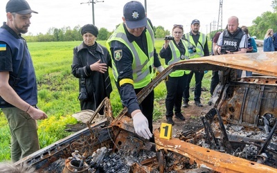 Ukraina: Rosjanie skierowali kolumnę ewakuacyjną na zaminowany teren, ocalałych rozstrzelano