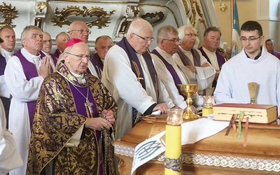 ▲	Liturgii pogrzebowej przewodniczył bp Paweł Stobrawa z Opola.