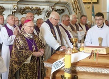 ▲	Liturgii pogrzebowej przewodniczył bp Paweł Stobrawa z Opola.