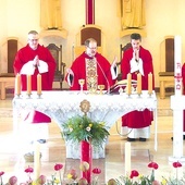 ▲	Duszpasterze przy ołtarzu podczas odpustowej Mszy św. w pallotyńskiej świątyni.