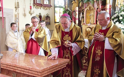 Namaszczenie krzyżmem świętym ołtarza, w którym zostały umieszczone relikwie bł. Karoliny.