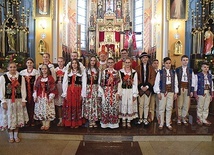 Arcybiskup Nowacki z młodymi z par. Szlachtowa.