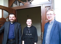 Angelika Orzechowska, o. Andrzej Migacz (z prawej) i ks. Andrzej Szaraj.