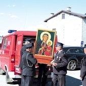 ▲	Tak jak 5 lat temu, ikona do parafii przybyła busem.