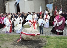 ▲	Po Mszy św. poświęcony został pamiątkowy głaz. 