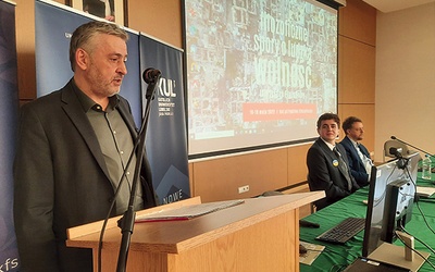 ▲	Paweł Okołowski podczas wystąpienia w Lublinie.