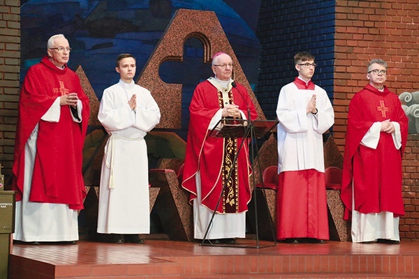 ◄	Uroczysta Eucharystia odbyła się 16 maja, w dzień odpustu parafialnego.