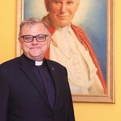 	To pierwszy kapłan diecezji legnickiej, który został wybrany na to stanowisko.
