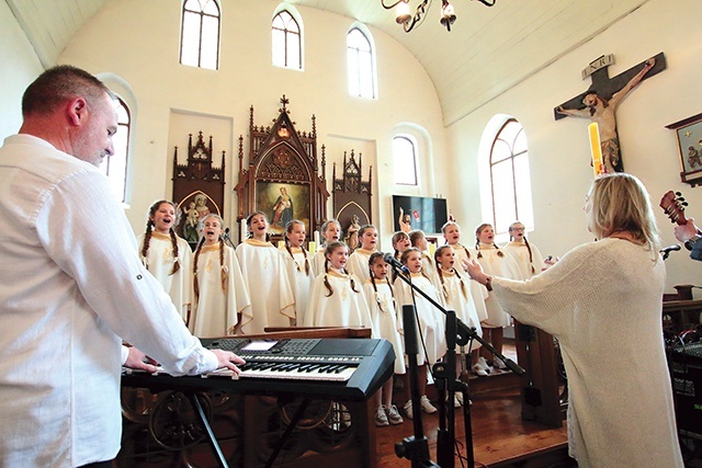 ▲	Schola Trójeczka z parafii Trójcy Przenajświętszej w Morągu.