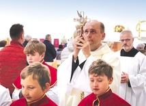 ▲	Wniesienie relikwii o. Franciszka Jordana do świątyni. 