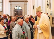 	Błogosławieństwa indywidualnego udzielali m.in. abp Wiktor Skworc, bp Adam Wodarczyk (na zdjęciu) i bp Grzegorz Olszowski.