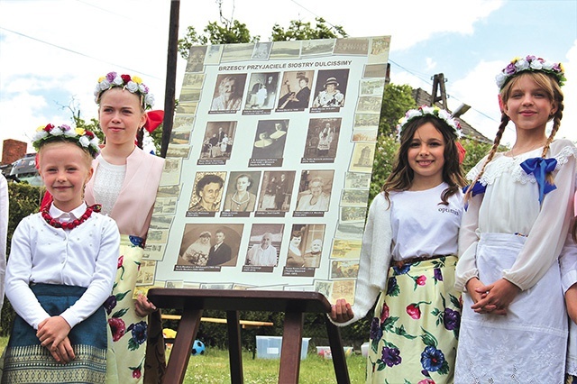 Do „Zakątka siostry Dulcissimy” trafiła tablica ze zdjęciami  jej brzeskich przyjaciół.