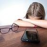 	Na negatywne skutki uzależnienia od urządzeń elektronicznych narażone są przede wszystkim dzieci.