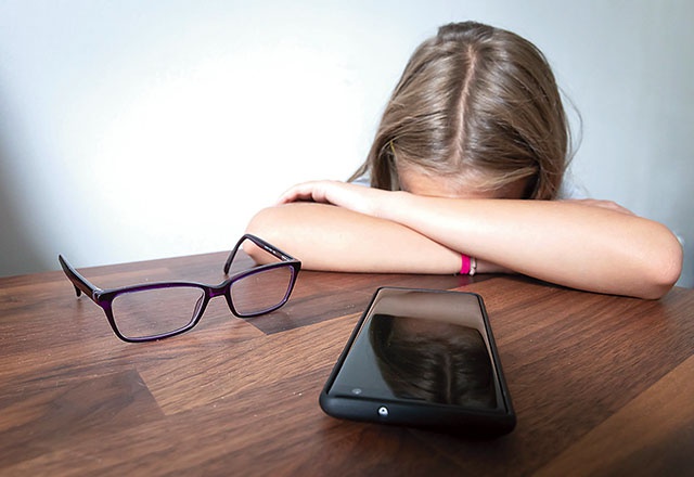 	Na negatywne skutki uzależnienia od urządzeń elektronicznych narażone są przede wszystkim dzieci.