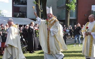 ▲	 Arcybiskup poświęcił przyniesione przez wiernych róże. 