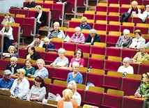 ▲	Na wykład „Sztuka i piękno. Razem  czy osobno?”, wygłoszony przez mgr. Marka Marcinkowskiego, przyszli liczni słuchacze UTW.