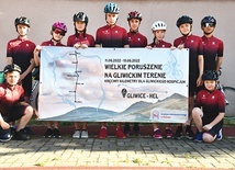 ▲	Ekipa rowerzystów  w strojach na tegoroczną podróż.