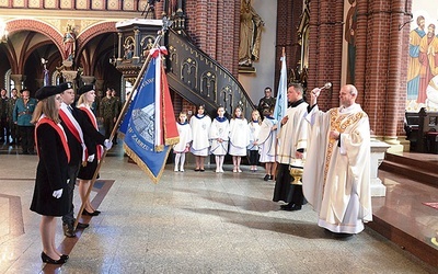 ▲	Emblemat poświęcił ks. Grzegorz Skop, proboszcz parafii św. Anny.