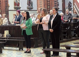 ▲	Relikwiarze wniosły (od lewej): Anna Meslin, Hanna Wilkoszyńska i Anna Lyszczyna z Civitas Christiana.