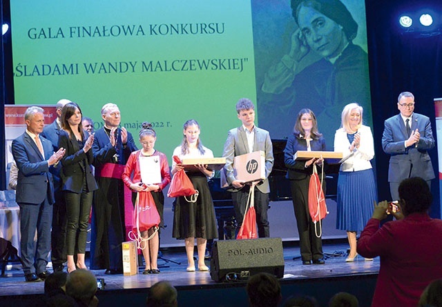 Zdobywcy pierwszych miejsc z organizatorami i sponsorami. 