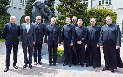 Z rektorem (pierwszy z lewej) oraz z częścią promotorów i recenzentów przed pomnikiem Jana Pawła II i kard. Stefana Wyszyńskiego na dziedzińcu KUL.