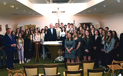 Delegacja z diecezji radomskiej po Mszy św. sprawowanej w kaplicy Parlamentu RP.