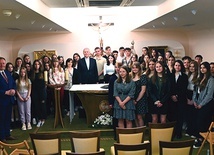 Delegacja z diecezji radomskiej po Mszy św. sprawowanej w kaplicy Parlamentu RP.