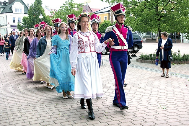Poloneza tańczono  do muzyki Wojciecha Kilara z ekranizacji  „Pana Tadeusza” Andrzeja Wajdy. 