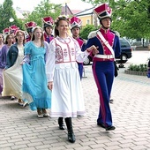 Poloneza tańczono  do muzyki Wojciecha Kilara z ekranizacji  „Pana Tadeusza” Andrzeja Wajdy. 