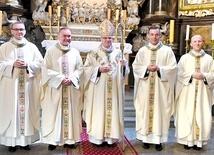 Pamiątkowe zdjęcie z biskupem świdnickim.