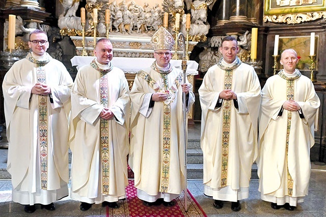 Pamiątkowe zdjęcie z biskupem świdnickim.