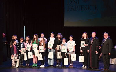 Biskup nagrodził laureatów turniejów recytatorskiego  i plastycznego.