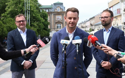 Do oglądania występów artystów ulicznych zachęcają (od lewej): Radosław Witkowski, Adrian Pruski, Mateusz Tyczyński.