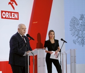 Wicepremier Jacek Sasin podczas konferencji prasowej na temat rozwoju Orlenu.