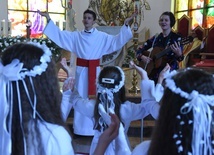 Anielski taniec przy akompaniamencie s. Marii.