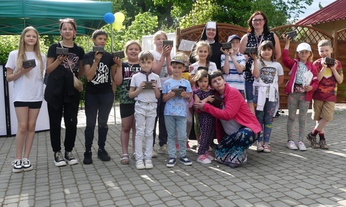 Mali poszukiwancze skarbów klasztornego ogrodu z s. Albertą Jasek.