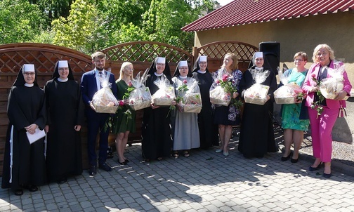 Siostry i ich współpracownicy kierujący elżbietańskimi placówkami medycznymi i opiekuńczymi.