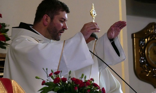 O. Krzysztof Piskorz OCD udzielił obecnym błogosławieństwa relikwiami bł. Franciszka Palau.