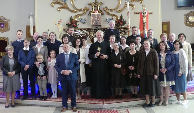 Przyjaciele Karmelu Misyjnego w dniu przekazania relikwii jego założyciela bł. Francszka Palau w Trzebini.