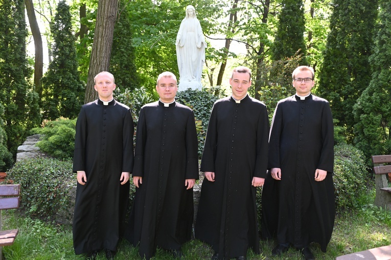 Neprezbiterzy w ogrodach seminaryjnych przy figurze Matki Bożej.