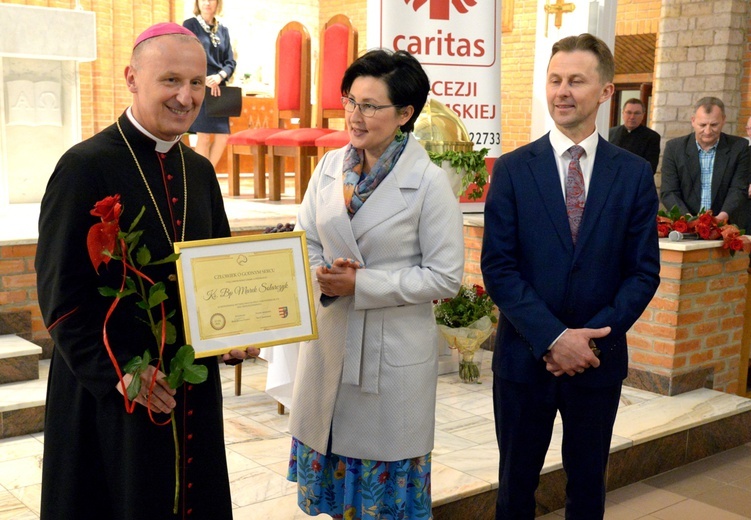 Jako pierwszy dyplom odebrał bp Marek Solarczyk.