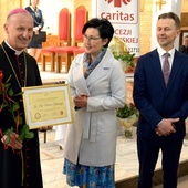 Jako pierwszy dyplom odebrał bp Marek Solarczyk.